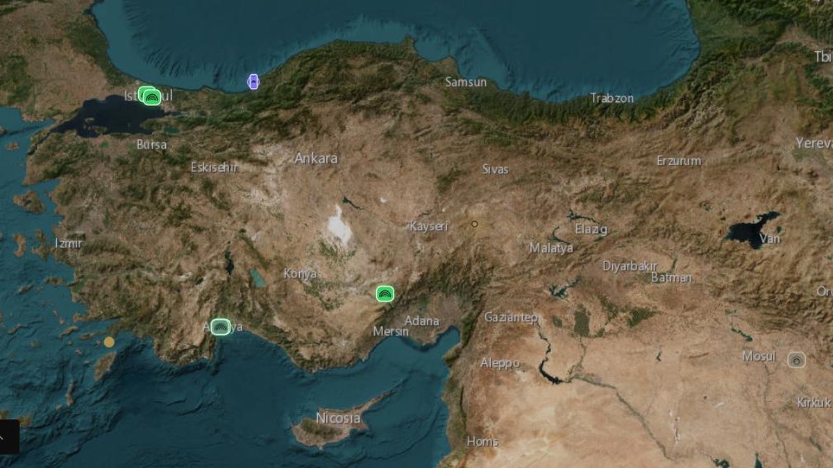 GeoShake canlı deprem haritası Türkiye'ye yakınlaştırılmış hâlde; son depremlerin merkez üsleri ve topluluk sensör istasyonları görünüyor