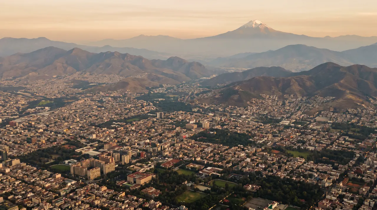 Costa del Pacífico mexicano vista desde el aire, con la sierra al fondo